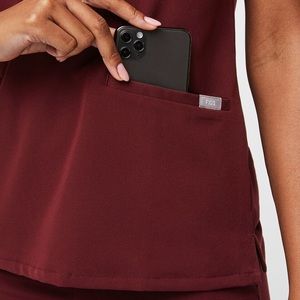 Women’s Figs scrub top